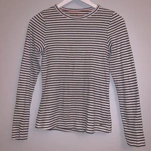 Långärmad randig tröja - Fint skick,den har aldrig används. Mjuk och bekväm tight tröja. 50kr + frakt 45-62 kr ~BETALNING SKER VIA SWISH~    