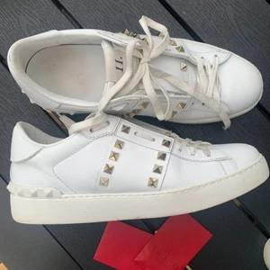 Valentino rockstuds - Skriv privat för mer info eller bilder☺️☺️ oseriösa köpare uppskattas ej💓finns ett par i svart, röd å vit.