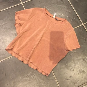 Tröja  - En fin t-shirt från h&m. Är i storlek M men passar mig som har xs. Finns även en matchade kjol till tröjan om man vill ha