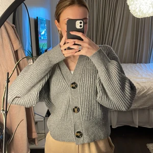 Kofta - Superfin och mysig kofta från hm. Säljer då jag har en liknande. Superfint skick! Endast använd ett fåtal gånger! Nypris 299kr 💕