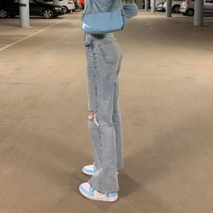 Zara jeans - Jeans från Zara med hål i! Skriv privat för fler bilder <3  passar 34/36. Köpare står för frakt