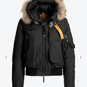 Äkta parajumpersjacka - Säljer min pj jacka då den inte kommer till användning. Väldigt varm och skön nu på vintern. Pälsen är avtagbar. Den är i fint skick☺️ Lånad bild från pjs hemsida, den på bild är nyare modell men kan skicka foto vid seriöst intresse🥰