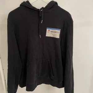 Arigato hoodie - Arigato hoodie köpt på NK ord pris 1800 i strl M