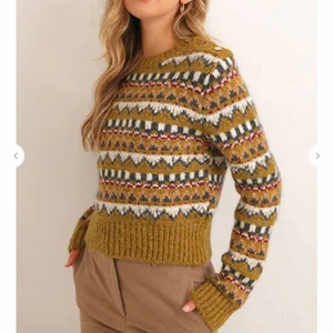 Helt ny stickad tröja från Chiquelle - Helt ny, jättefin stickad tröja från Chiquelle i stl One site, men jag skulle sägs att den passar bäst på Small och Medium. Tröjan har 3 gulliga knappar på ena axeln. Väldigt mjuk men dock lite stickig om man inte har en tunnare topp under. Nypris är 499 kr. Säljer den för 250 inklusive frakt.