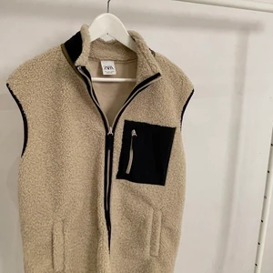 Ullväst - Ullväst ifrån Zara, ordpris 599, aldrig använd