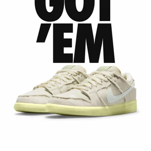 Nike SB dunk low - SB dunk ”mummy” halloween special sneakers väldigt limiterad! Storlek 42 Skorna är helt oanvänd. Jag vill möta helst. Skorna finns i Stockholm.