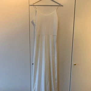 Jumpsuit  - Vit jumpsuit. Stretchigt material. Storlek M. 