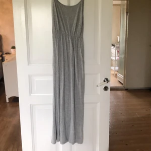 Långklänning storlek M - Långklänning från Bikbok storlek M. Med resårband i midjan.