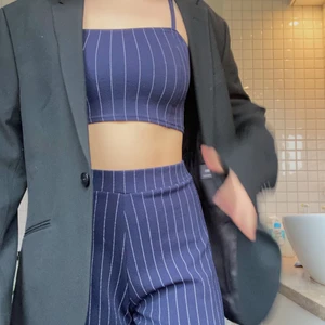 Matchande kostym sett från Boohoo 💙🤍 - Marinblått kort linne med matchande kostymbyxor! Storlek S/M. Jag är 164 cm och kostymbyxorna är långa för mig. 