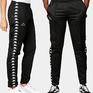 Unisex kappa byxor - Byxor från märket ”kappa”. Unisex, i storlek M. Kan användas som träningsbyxor osv!! Köparen står för frakt😇