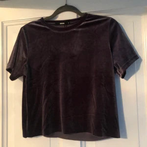 Kort t-shirt strl M - Kort T-shirt/croptop från Bikbok strl M. Materialet är sammet. Aldrig använd och lappen sitter kvar.