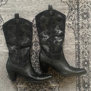 Cowboyboots  - Snygga svarta cowboyboots i bra skick. Storelk 38❤️