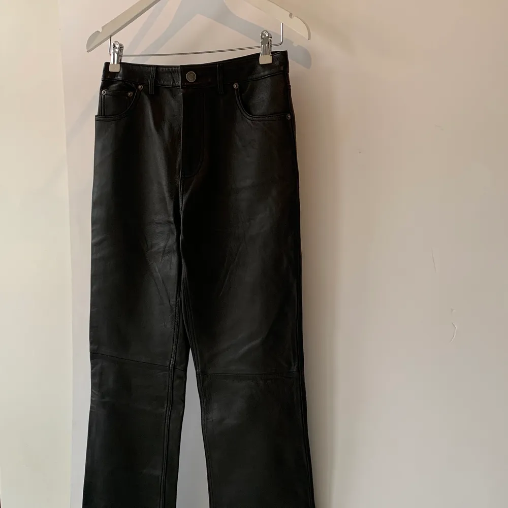 100 % leather garnment byxor med cigarrett ben från Zara. Byxorna har en lite baggy fit i benen och är del av Zaras senaste läder kollektion. Helt oanvända, hela och rena med prislappen kvar.. Jeans & Byxor.