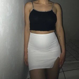 Vit kort kjol - Aldrig använd - för tajt för mig. Passar en xs/xxs bättre! Inte genomskinlig.