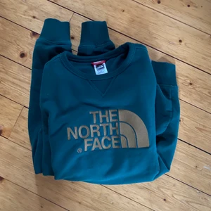 Grön north face sweatshirt  - Så snygg sweatshirt från north face, storlek S herrmodell så sitter oversized, sista bilden visar förgen bäst