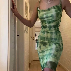 Boohoo dress - Sælger denne fede kjole fra Boohoo, kun brugt 2 gange. Har indsyet underkjole, så ikke gennemsigtig. Har et pinterest look 🌼.                                                                                    Kjolen er lidt for lang til mig så vil nok passe bedre til en lidt højere person, men kommer self også an på hvordan du vil have den skal fitte :) er 162 lav