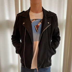 Svart jeansjacka/overshirt - Svart jeansjacka/overshirt från Zara. Fint skick och knappt använd. Går att använda ute på våren och sommaren men funkar lika bra som ett inomhusplagg på vintern. Storlek M och modellen på bilden är 180cm lång. 