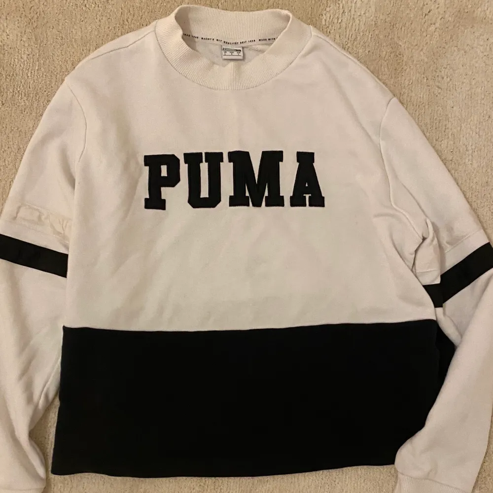 Hej! Jag säljer min supersköna o snygga puma sweatshirt som tyvärr inte kommit till användning, den är därför i nyskick! Hör av dig om du har någon fråga eller vill ha tydligare bild🥰 pris kan diskuteras . Tröjor & Koftor.