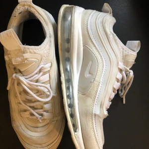 Nike air Max 97 - Vita sneakers. Använt skick men har mycket kvar att ge. Storlek 39 men skulle säga att de är som en 40.