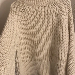 STICKAD TRÖJA🙌🏼🌟💗 - Säljer denna jättefina stickade tröja från h&m. jätte mysig att ha på sig hemma men går även att styla fint! Den är i gott skick och i ett jätte fint material.🙌🏼💗 nyp 400, mitt pris 100kr+frakt/budgivning. kom privat för frågor och funderingar!! 👋🏼🥂🌟