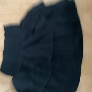 Strl 170  - En kjol från Kappahl från barn avdelningen i storlek 170 men passar mig som har storlek small och xsmall och är 162. Kjolen är använd ungefär 4 gånger och är i nytt skick. Jag köpte kjolen för 200 kr men säljer för 130 💗💗