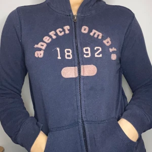 Gullig abercrombie tröja - Säljer för 60kr + frakt. Barnstorlek, så passer en S/M 