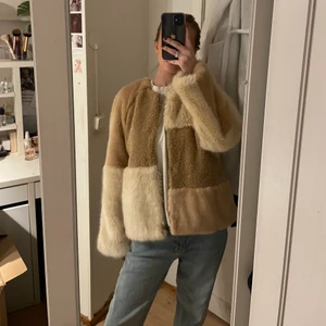 Jacka, strl S - Så ball fuskpälsjacka från Zara i storlek S. Jättefin och använd en gång. Älskar detaljerna!✨💗