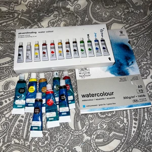 Akryl, akvarell färg - Akvarell färger i kartongen använd men inte allt mycket, akvarell block 8/12 sidor kvar och 8st akryl färger med hälfen till hela kvar🤍 frakt tillkommer på 66kr