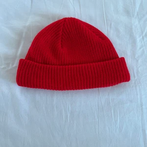 Röd sotarmössa  - Röd sotarmössa som jag köpte förra året men inte använder. 