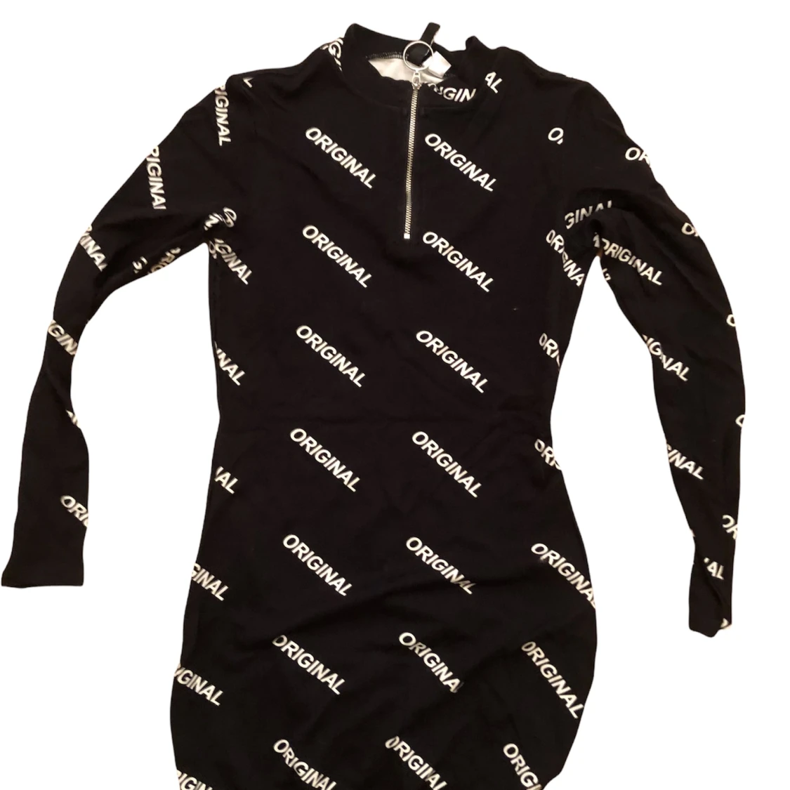 Svart klänning med text