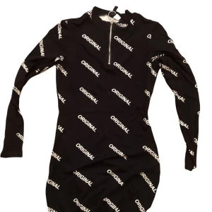 Svart klänning med text -  Hör av er vid frågor! Pris kan diskuteras.