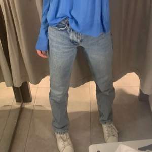 Populära zara mid rise jeans i storlek 32. Är 1,68 o sitter perfekt i längden på mig. kan också byta om det är nån som säljer i storlek 34!