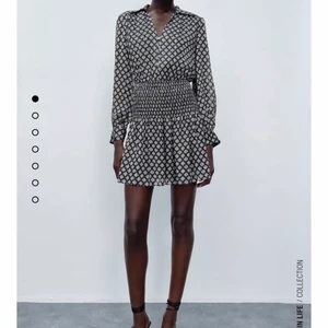 Zara klänning rutig  - Säljer min Zara-klänning i strl M då den var för stor för mig, aldrig använd endast prövad. Buda i kommentarerna, köparen står för frakt 💕