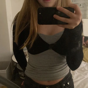 Mini kofta 💖💖 - Säljer min jättesöta lilla svarta kofta, pga för lite användning av den. Den är ganska tajt och supersöt att ha över ett linne 💖👍 köparen står för frakt OBS den funkar även utan nått under som en liten festtopp 