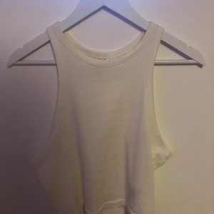 VITT LINNE  - Vitt linne i strl L från H&M, använd vid ett tillfälle. Frakt tillkommer 💕