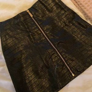 Skinnkjol  - Skinnkjol från Ivy revel med guld detaljer, fint skick. 