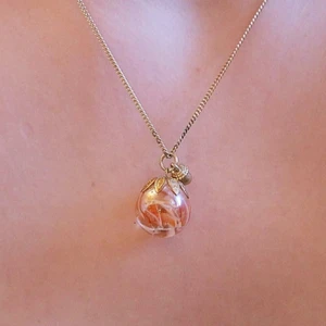 Halsband  - Halsband 42cm långt. Korallfärgad glaskula fäst i guldblad med ekollon. 