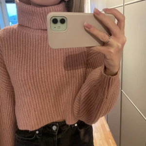 Rosa stickad polo tröja  - En supermysig polotröja från Monki. Köpt för 300kr i strlk XS (jag är 176). Säljer för 149kr inklusive frakt.