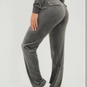 juicy couture byxor - Säljer mina juicy couture byxor då jag behöver pengarna. Har endast haft på mig dom två gånger och är alltså i jätte bra skick. STORLEK M, färg mörk grå