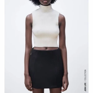 Brun topp med polo från zara! - Denna toppen fast i en jättefin brun färg från zara. I nyskick.