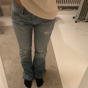 Super snygga vintage jeans som är klippta och passar mig som är 165 cm lång. Vet inte storleken men jag brukar ha S eller 26-27 i jeans, och dom här sitter perfekt oversized på mig😊
