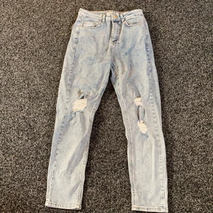 Nakd jeans storlek 34 - Högmidjade ljusblåa jeans. Storleken är 34. 
