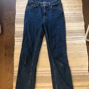 Superfina jeans från Monki! Använda men i gott skick. Storlek 26, skulle säga en S