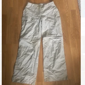 Cargobyxor - Säljer dessa fina cargobyxor från hm (köpta på sellpy) då de inte har kommit till användning. Lite utsvängda nedtill och tightare upptill. supersnygga!🙌❤️ storlek 38 men skulle säga att de passar någon som är 36 eller 34.