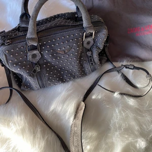 Zadig sunny bag - Zadig väska i jättebra skick!!! Så snygg och livar upp alla outfits ❤️‍🔥❤️‍🔥❤️‍🔥 grå med ”nitar” i storlek xs! Dustbag och äkthetsbevis finns. 