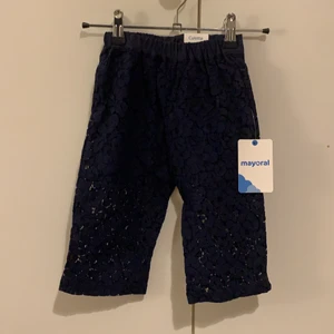 Sommarbyxa  - Söt trekvartslång byxa i spets men med innerbyxa. Helt nytt kollektionsprov 