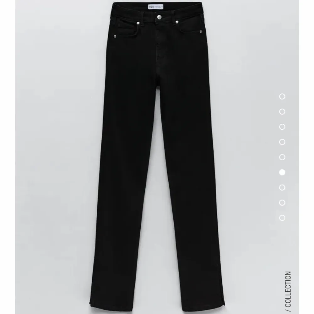 Säljer dessa fina jeans med slits från Zara som är i bra skick. Köparen står för frakten. Jeans & Byxor.