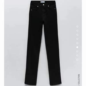 Säljer dessa fina jeans med slits från Zara som är i bra skick. Köparen står för frakten