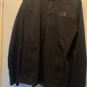 North Face jacka  - Softshelljacka från North Face. Storlek M, herrjacka. Fint skick. Nypris ca 1800 kr 