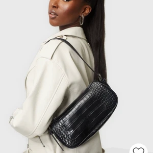 Nellys populära väska🥰 - Säljer min väska från Nelly.com då den inte kommer till användning. Väldigt populär och fin, passar till ALLT! Nypris 300kr.